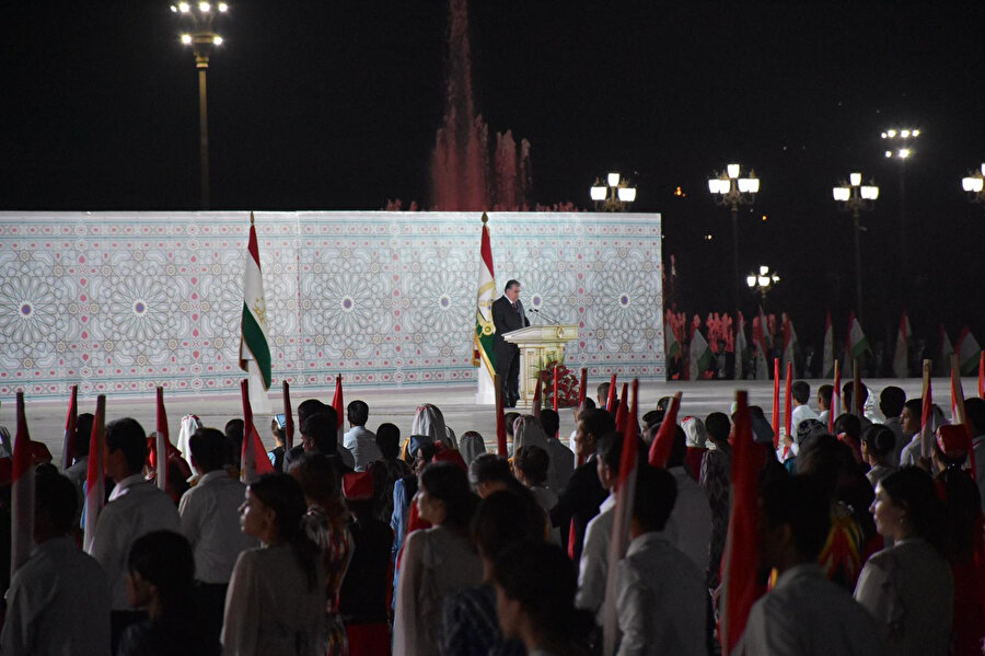 İstiklal Meydanı'nda binlerce kişinin katılımıyla kutlanan bağımsızlık kutlamalarında Cumhurbaşkanı İmamali Rahman halka seslendi.