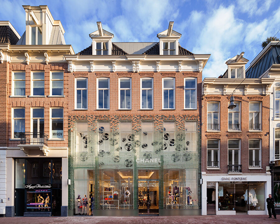 PC Hooftstraat caddesi üzerindeki Chanel’in mağazası Hollanda’nın klasik mimari anlayışı ile günümüz mimarisinin özelliklerini barındırıyor.