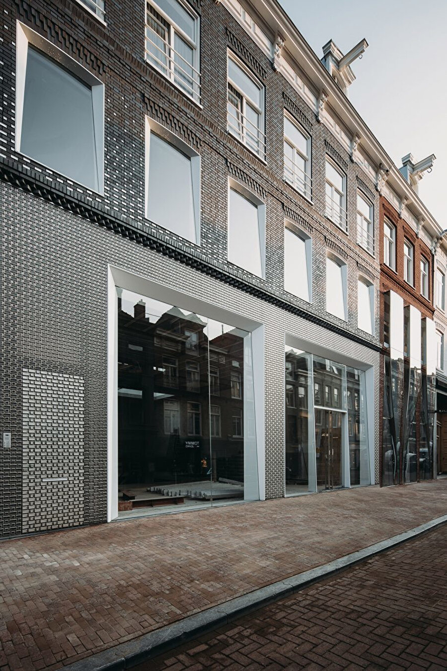 Mağazanın cephesinde, yaya seviyesinde cam kaplı özel döküm paslanmaz çelik tuğlalar bulunsa da ikinci katta geleneksel Hollanda evlerinde de bulunan tuğlalar bulunuyor. Böylelikle paslanmaz çelik tuğlaların oluşan cephesi, Amsterdam mimarisine ayak uyduruyor.n