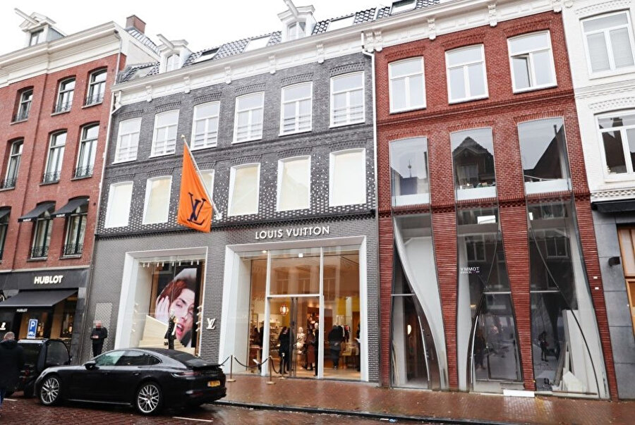 P.C. Hooftstraat’taki 140-142 numaralardaki mağazada ayırt edici bir deneyim sunmak için UNStudio, kısmen şeffaf bir cephe tasarlıyor. 