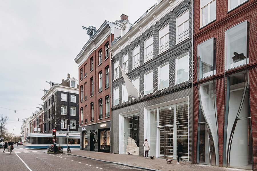 Lüks butikleri, tasarım mağazaları ile ünlü P.C. Hooftstraat’da yer alan The Looking Glass. 