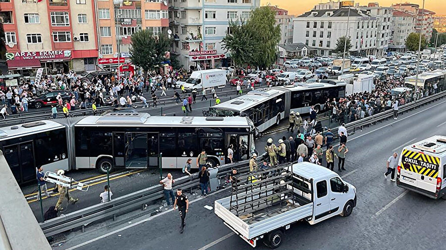 İki metrobüs kafa kafaya çarpıştı