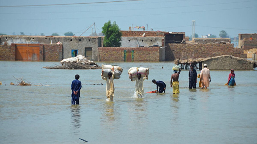 Pakistan tarihteki en kötü sel felaketinin ortasında kalırken ülkenin üçte biri sular altında kaldı.