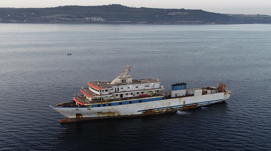 Yunanistan Sahil Güvenlik birimlerinin taciz ateşi açtığı gemi Çanakkale Boğazı'nda demirledi