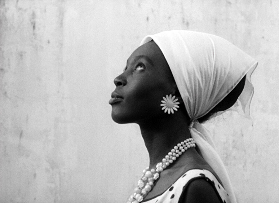 Afrika'da hayatın içine nüfuz eden baskın duyguları ve temaları yetkin bir sinematografi, özgün bir anlatım ve özgüvenli bir bakış açısıyla ele alan filmler var.