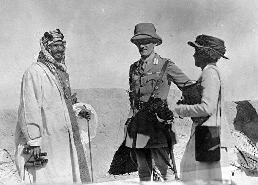 Geleceğin Suudi Arabistan Kralı Abdulaziz, İngilizlerin Irak Yüksek Komiseri Sir Percy Cox ve ünlü İngiliz ajan Gertrude Bell, Basra'da, Nisan 1916.