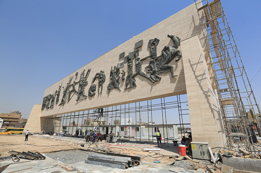 Bağdat'ta 1961 yılında Iraklı mimar Cevad Selim tarafından yapılan Özgürlük Anıtı'nda, Irak'taki olayları temsil eden Babil, Asurlular ve Sümerler dönemine ait motifler kullanılmış.