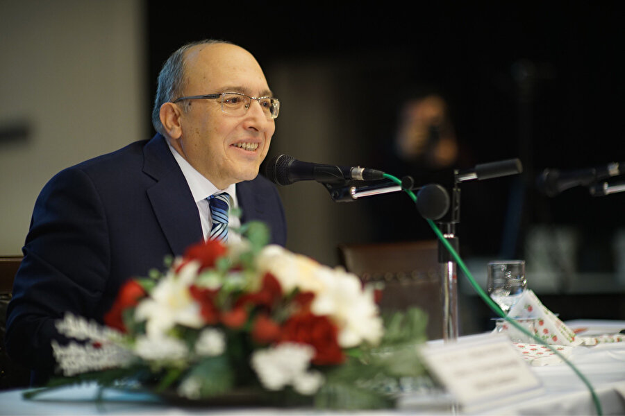 Haluk hoca’nın birikiminin yanında insanı kendisine hayran bırakan bir tavrı da vardı. Birikimi şüphesiz, öğrenci yetiştirmenin ana öğesiydi. Ancak iki nesillik yaş farkını görünmez yapan şey yanlızca bu değildi.