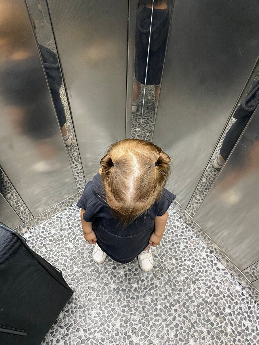 Ayakkabılarını giydirdiği için babasına küsen kız