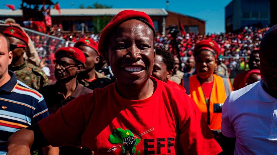 Siyahi muhalefet partisi Ekonomik Özgürlük Savaşçılarının (EFF) lideri Julius Malema ise kraliçenin hatırasını anmanın sömürgecilik dönemine eş değer olduğunu söylemişti. Bu görüş sosyal medyada da geniş destek görmüştü.