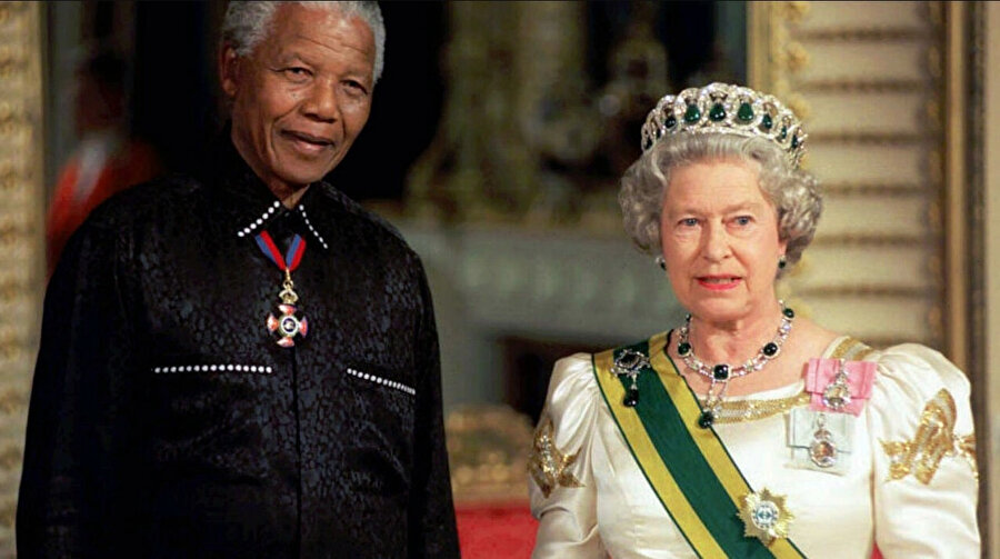 Apartheid karşıtı Güney Afrika Cumhuriyeti'nin ilk siyahî devlet başkanı Nelson Mandela, İngiltere Kraliçesi II. Elizabeth ile birlikte.