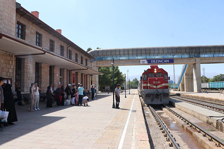 Hayalini kurup resimlerini çizmişlerdi: Tren yolculuğu hayalleri gerçek oldu