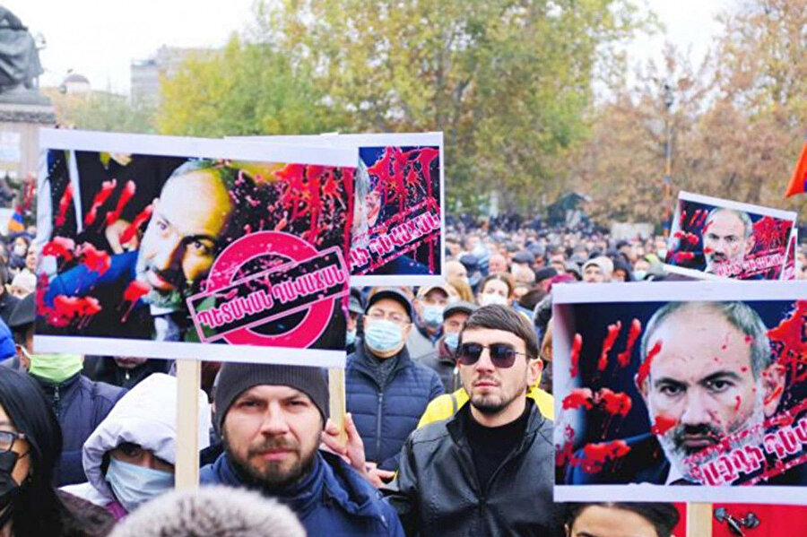 Ermenistan'da Başbakan Paşinyan'ın istifasını isteyen protestocular meclis önünde eylem yapıyor