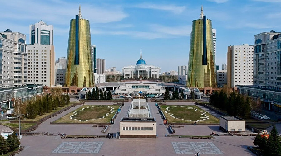 Kazak Cumhurbaşkanı Tokayev, başkentin adını selefinin onuruna yeniden adlandırdıktan sadece üç yıl sonra başkentin eski adını geri getirmeyi kabul etti.