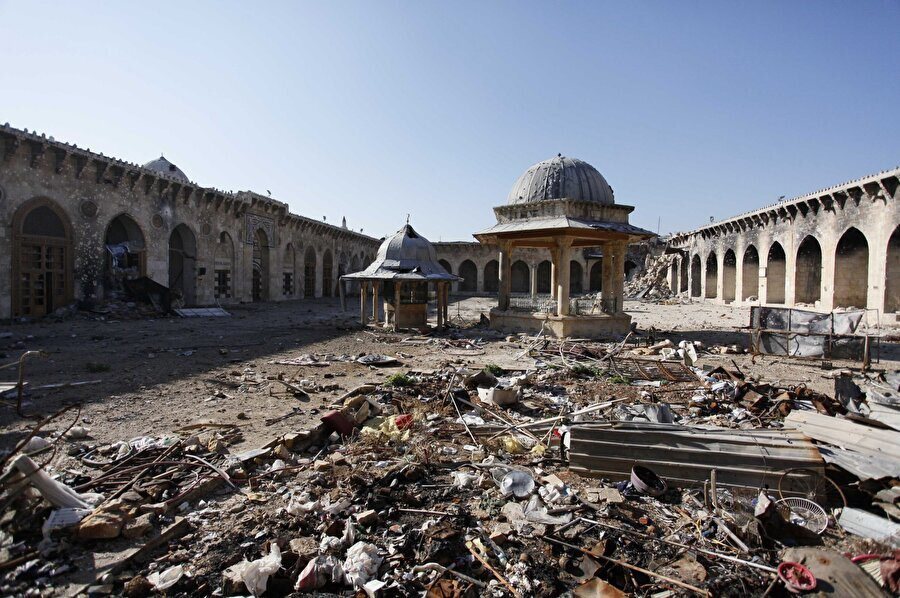 Halep Emevi Camii'nin 1090’da inşa edilen altı katlı minaresi, 2013 baharında tamamen yıkıldı.