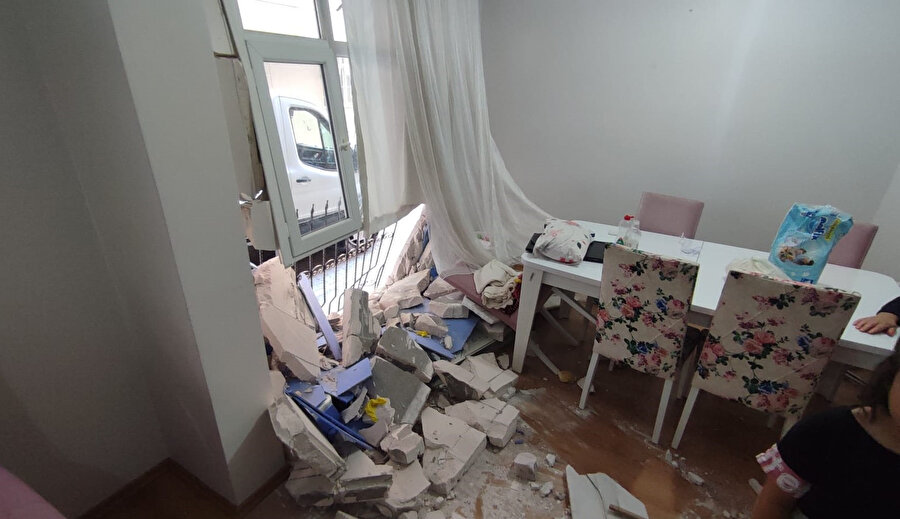 Brandası takılan kamyonet binaya çarptı: Duvarı yıkılan ev sakinleri şoka girdi