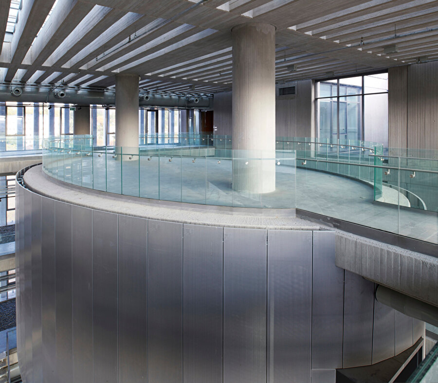 Kapalı avlunun dikey hacmini bölen eliptik galeri.