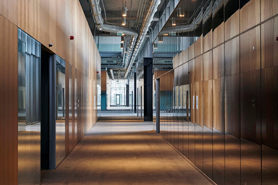 Ahşap duvarlar ile sıcak bir görünüm kazandırılmış koridorlar.