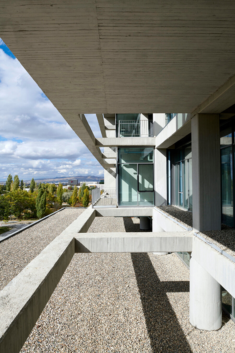 Brüt beton çerçeve sistem içerisinden dışarıya bakış.
