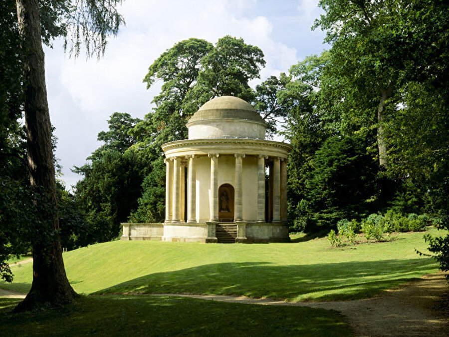 Pastoral manzaranın içinde bir “Folly”.