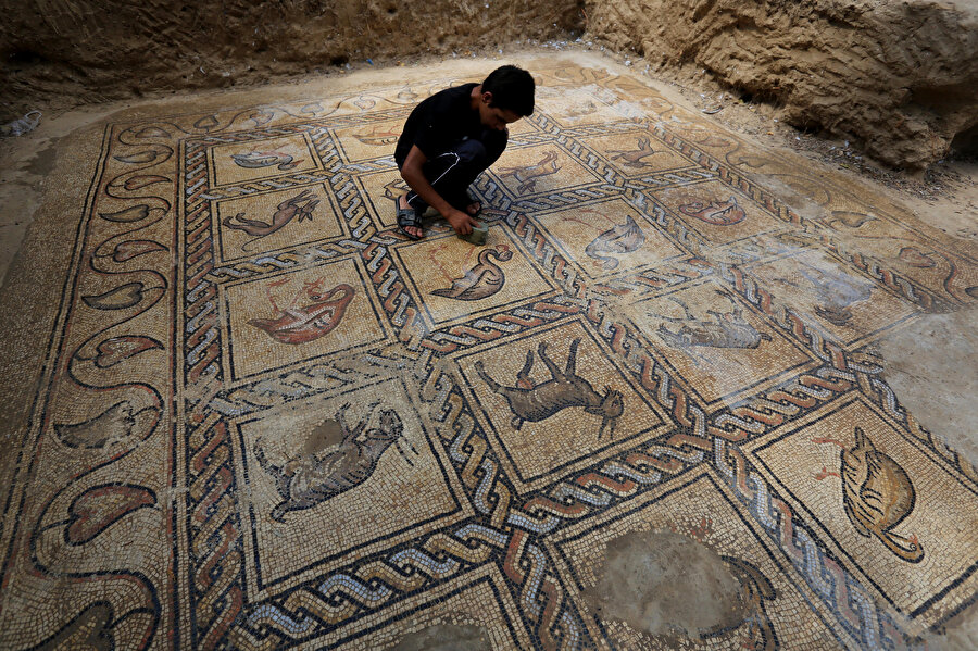 Bölgede yapılan kazılarda hayvan figürlü mozaiklerin yanı sıra çömlek, çanak ve şişelerin, geometrik şekillerden oluşan mozaikler ve mimari kalıntıların da keşfedildiği kaydedildi.