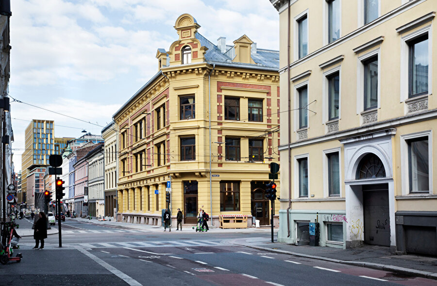 Norwegian Press House, tarihi yapıların yer aldığı bir caddede konumlanıyor.
