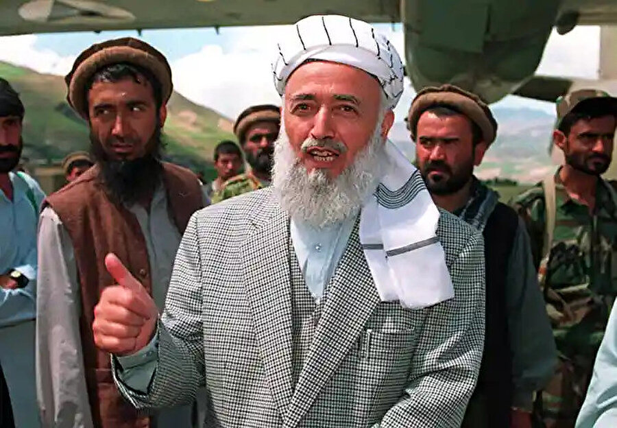 Faizabad uçak pistinde gazetecilerle konuşurken, 1998. Rabbani, 1996 yılında Taliban tarafından iktidardan uzaklaştırılmıştı.