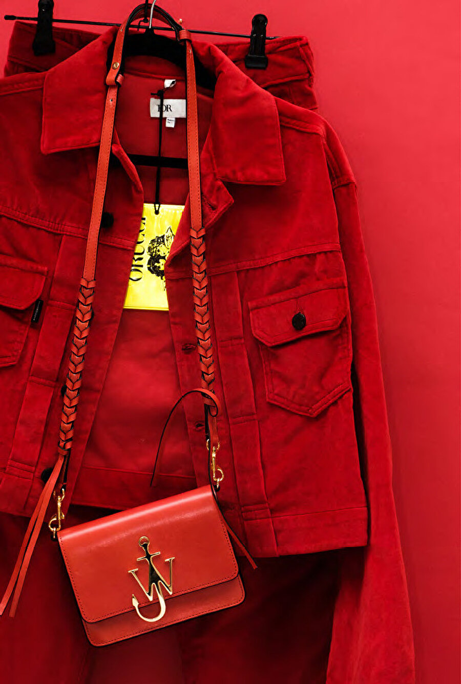 Monokrom moda bize sadeliği, şıklığı ve konforu sunuyor.