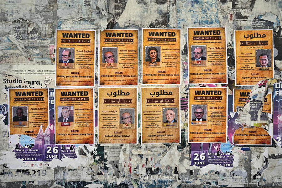 Aktivist grup The Depositors' Outcry tarafından düzenlenen Lübnanlı banka sahipleri ve yöneticilerinin sahte "aranıyor" posterleri. (Fotoğraf: AP News)
