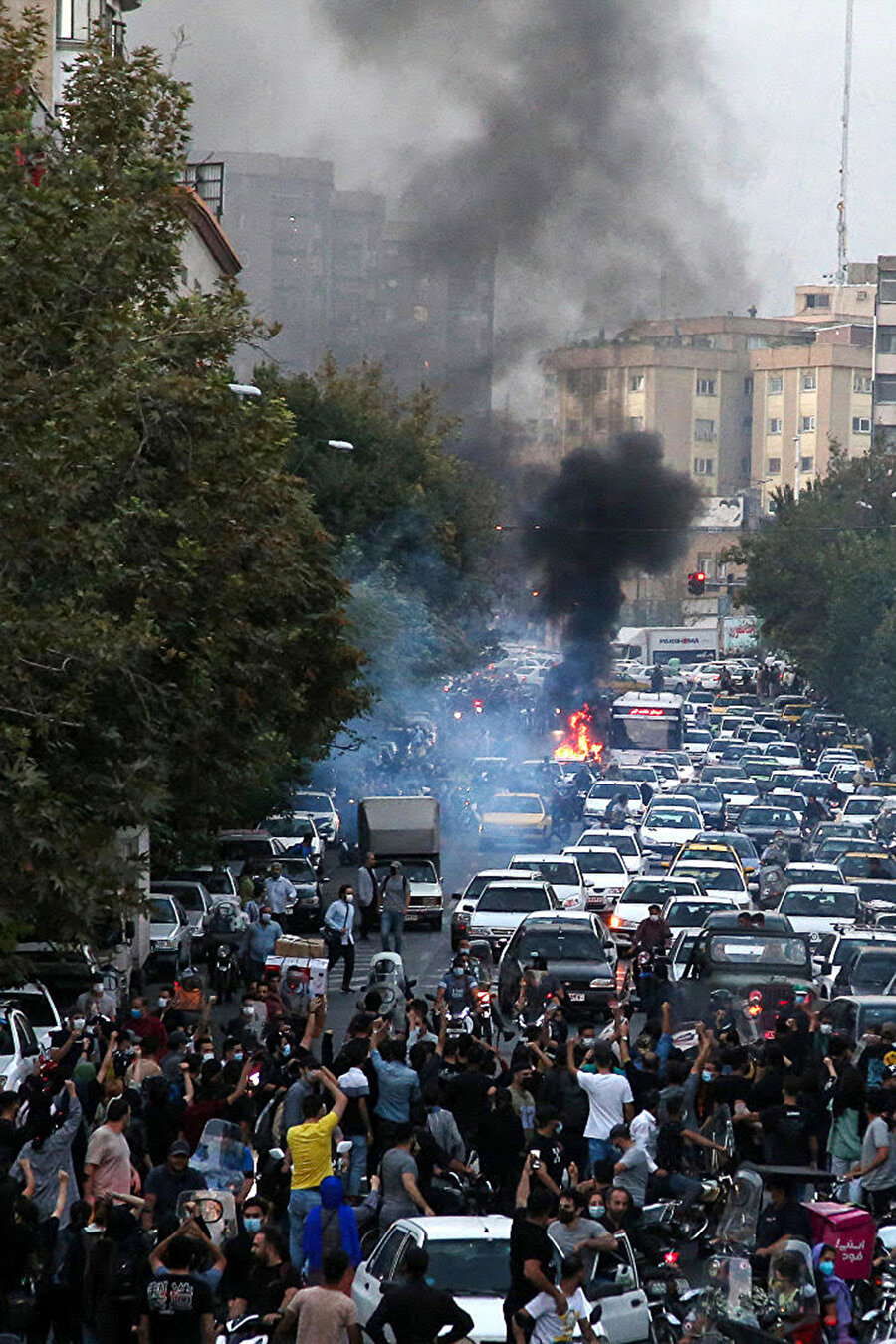 Tahran'da Mahsa Emini'nin ölümü üzerine düzenlenen protestolara yüzlerce sivil katıldı. 
