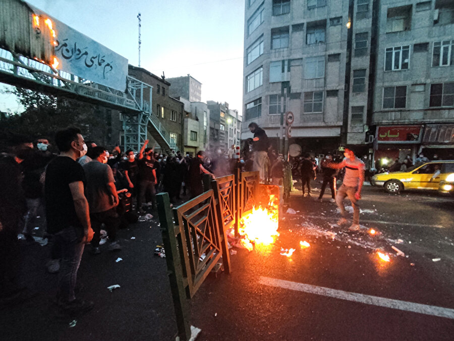 Mahsa Emini'nin ölümünü protesto etmek için şehrin çeşitli yerlerinde halk ateş yaktı.