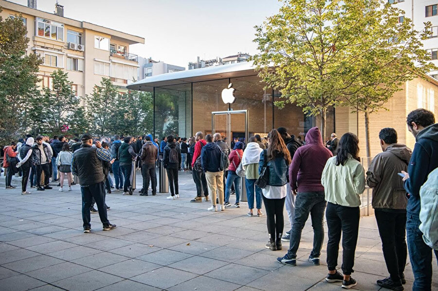 57 bin TL’lik Apple'ın yeni model telefonunu almak için kuyruğa girdiler