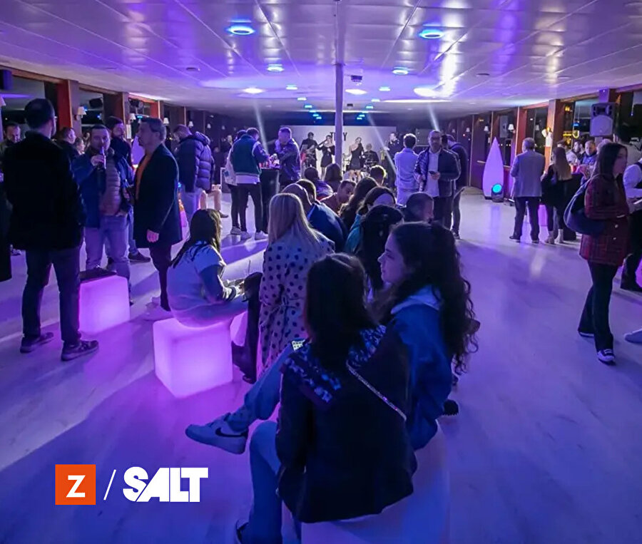 İstanbul'da satışa sunulan Apple için uzun kuyruk oluştu