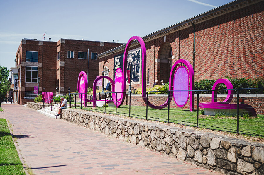 Enstalasyon kıvrılarak alanı sarıyor.