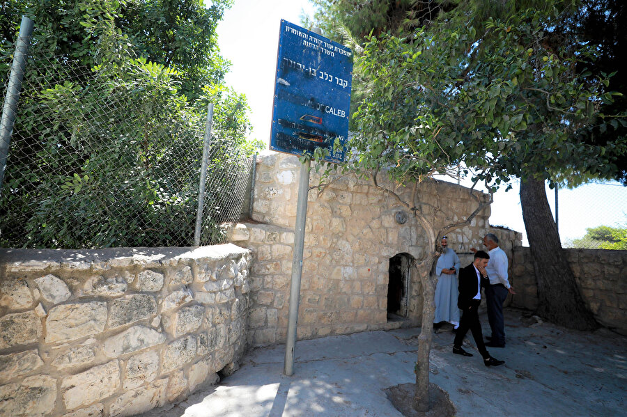 Batı Şeria'nın kuzey kesiminde yer alan Salfit kentine bağlı Kifl Haris beldesi sakini Filistinliler, buradaki Yuşa, Zünnûn ve Zülkifl makamlarının İsrail ordusunun himayesinde sık sık Yahudi yerleşimlerin baskınlarına maruz kalmasından şikayetçi.​