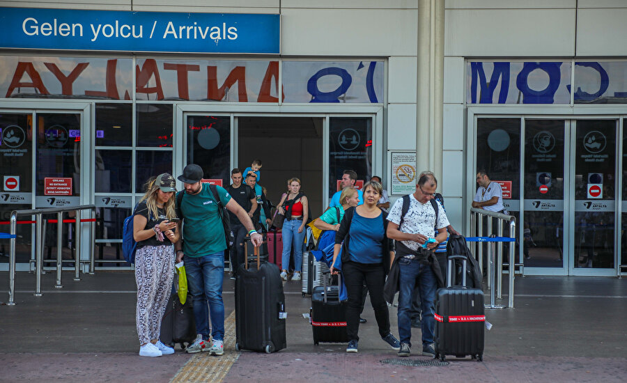 Ruslar Antalya'ya akın akın gelirken
