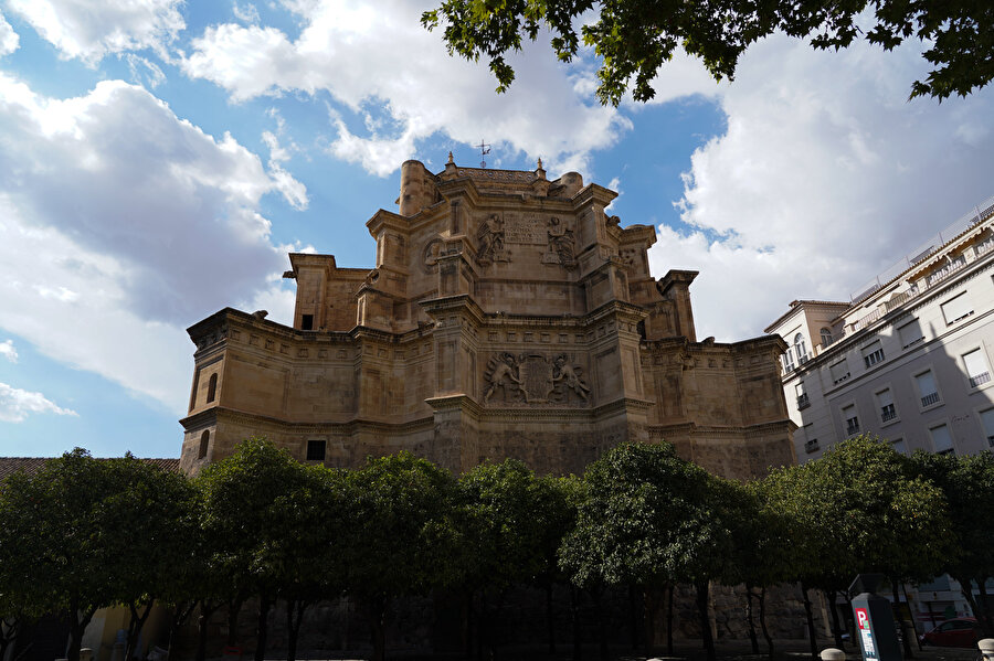 Granada 1492'den sonra zorla Hristiyanlaştırıldı, bunu kabul etmeyen Müslüman ve Yahudiler sürgün edildi.