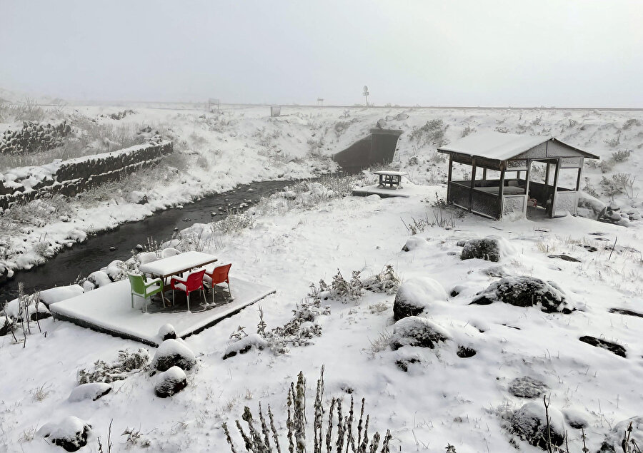 Ardahan ve Kars'a mevsimin ilk karı düştü