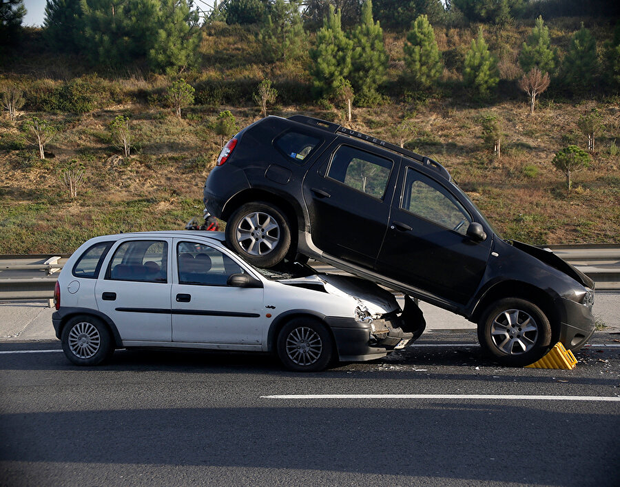 İstanbul'da zincirleme kaza: Çarptığı otomobilin altına girdi