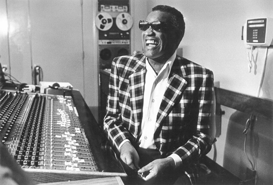Ray Charles Robinson, Amerikalı piyanist, müzisyen, ritim ve blues ustası.