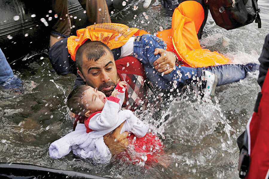 Türkiye göçmenlere karşı ne kadar merhametli ise, Yunanistan da bir o kadar vicdansız.