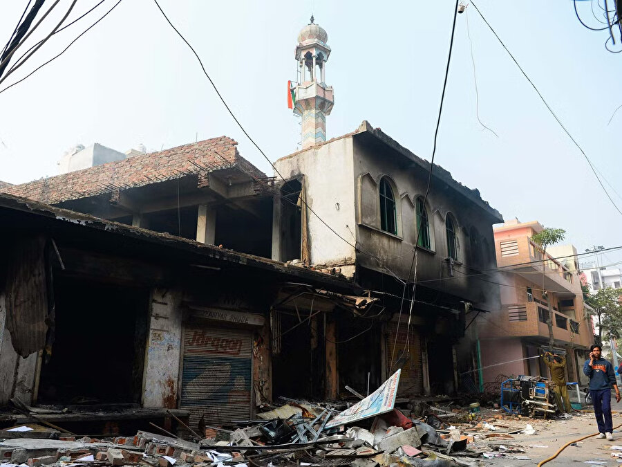 Müslümanlara ait evler yıkılıyor, iş yerleri yağmalanıyor, ibadethaneler kundaklanıyor.