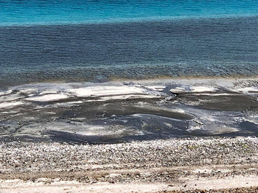 Salda'daki kumlar kararıyor: Uzmanlar göle girilmemesi konusunda uyardı