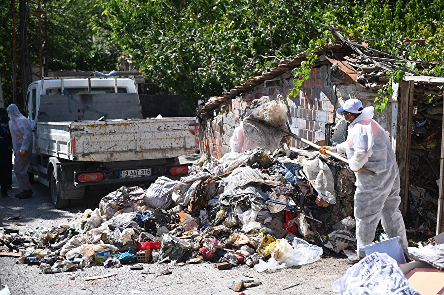 'Kötü koku' yayılan evden iki kamyon çöp çıktı