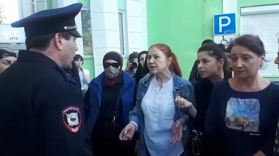Rusya merkezli protesto izleme grubu OVD-Info, Dağıstan'ın başkenti Mahaçkale'de en az 100 kişinin gözaltına alındığını söyledi. Sosyal medyada yayınlanan düzinelerce video, protestocuların “Savaşa hayır!” diye bağırdığı sırada polisle çatışmaları gösterdi.