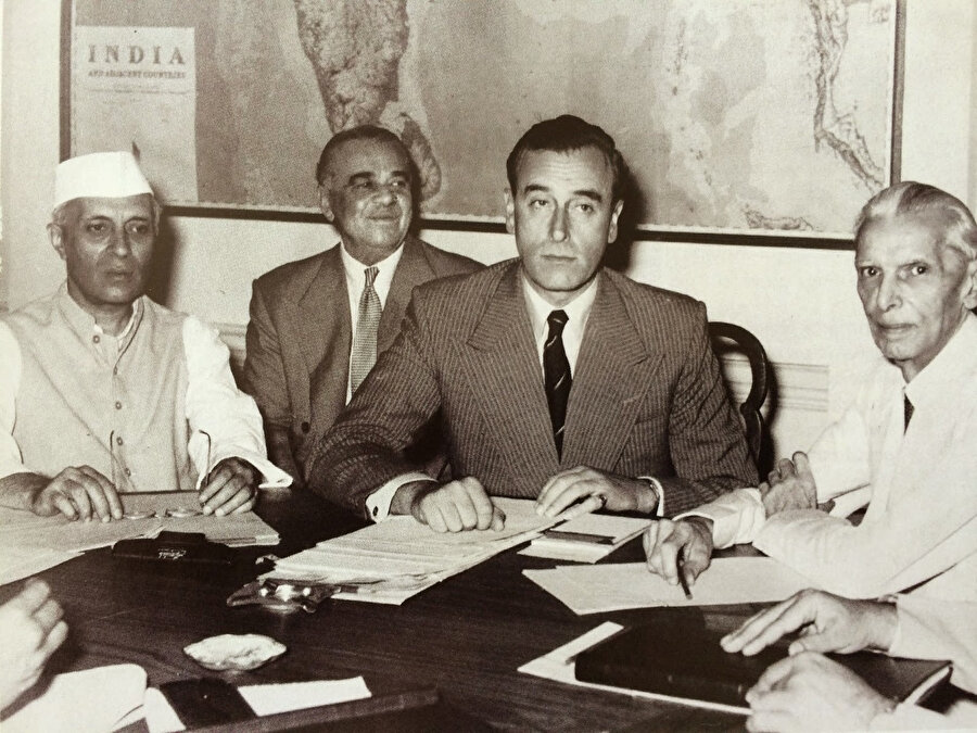 Muhammed Ali Cinnah (en sağda), Louis Mountbatten (ortada) ve Cevahirlal Nehru (en solda), bölünme müzakerelerini tamamlamak için çalışırken.