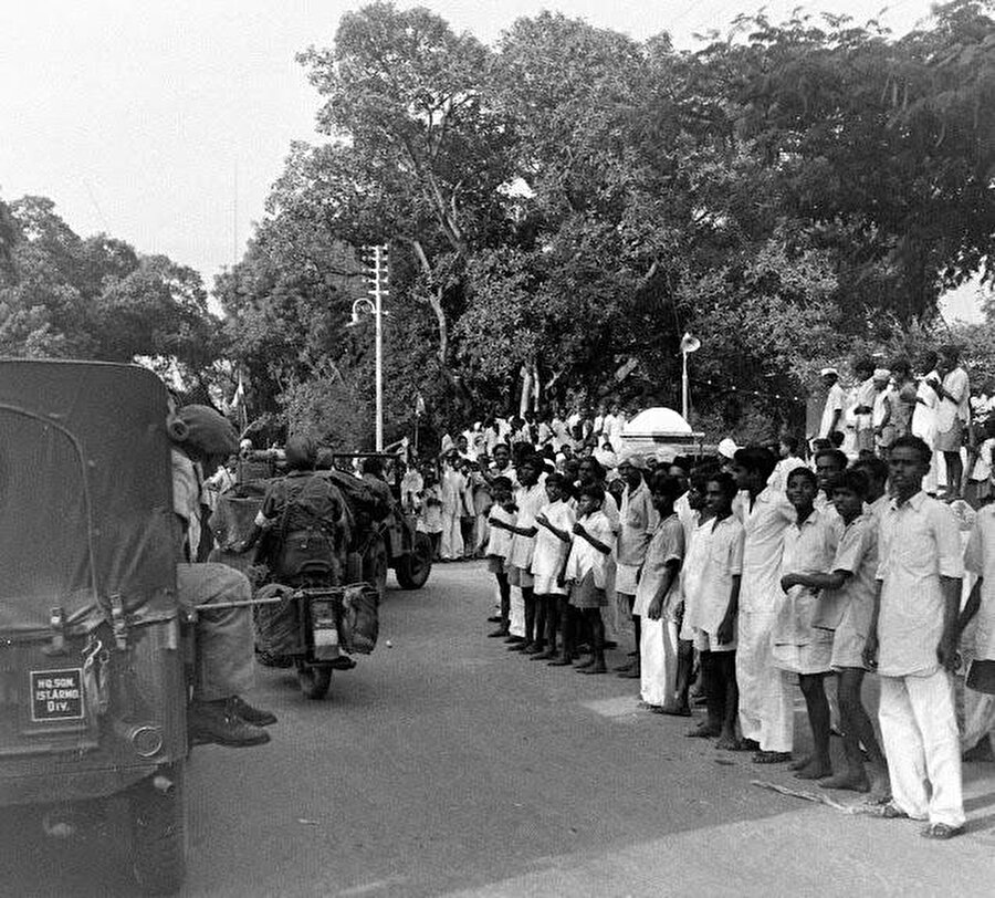Hindistan askerleri, Haydarabad’a giriyor.
