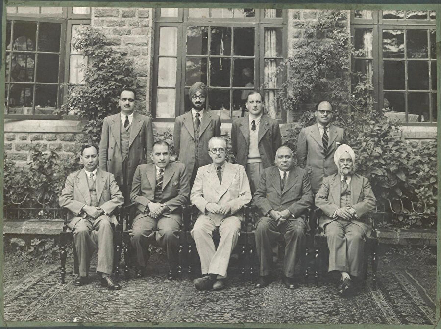 Sir Cyril Radcliffe (Altta, ortada), Britanya Hindistan’ını bölen sınırları beş hafta süren masabaşı çalışmayla çizdi.