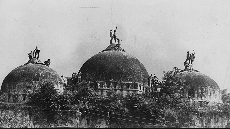 Babri Camii’ne saldıran Hindutvalar, 450 yıllık camiyi büyük oranda tahrip etti.