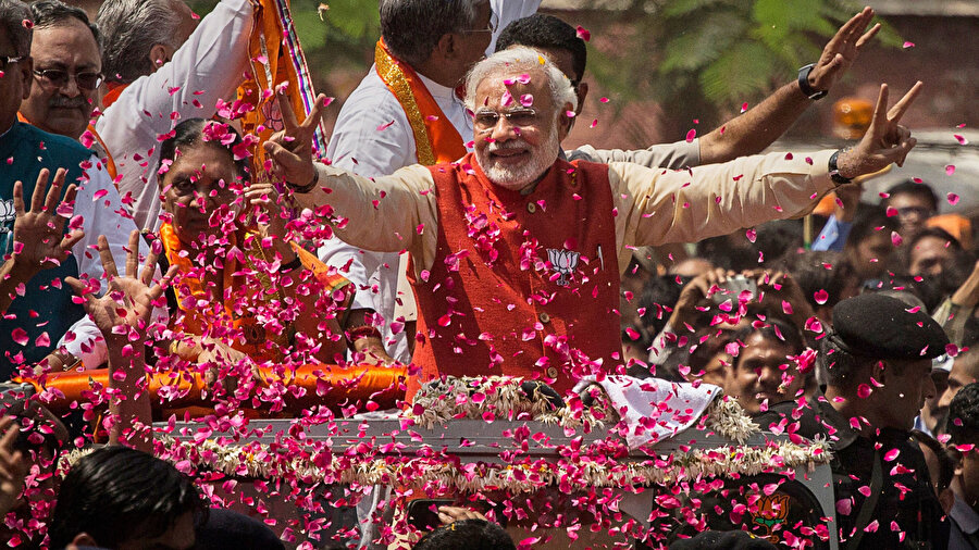 Narendra Modi, dört dönem üst üste Gücerât Başkanlığı yaptıktan sonra, 2014 yılında Hindistan Başbakanı oldu.